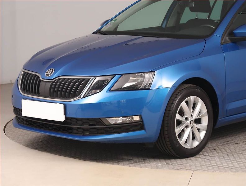 Škoda Octavia (2018) 1.4 TSI, Navi, Tempomat - fotka 15 z 18