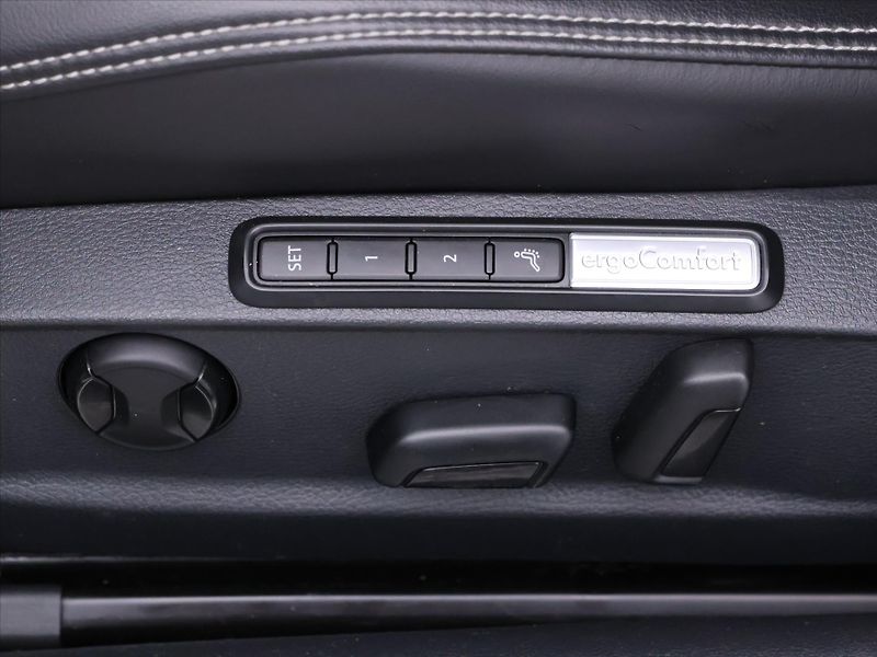 Volkswagen Passat 2,0 TSI 206kW R-line Highline - fotka 18 z 45