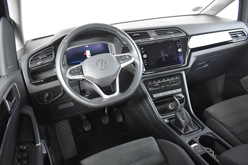 Volkswagen Touran (2023) 1.5TSI 110kW 7 míst, LED - fotka 12 z 25
