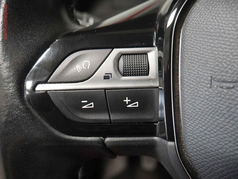 Peugeot 2008 (2020) 1.2PT, 1.maj,ČR, servis.kniha - fotka 19 z 20