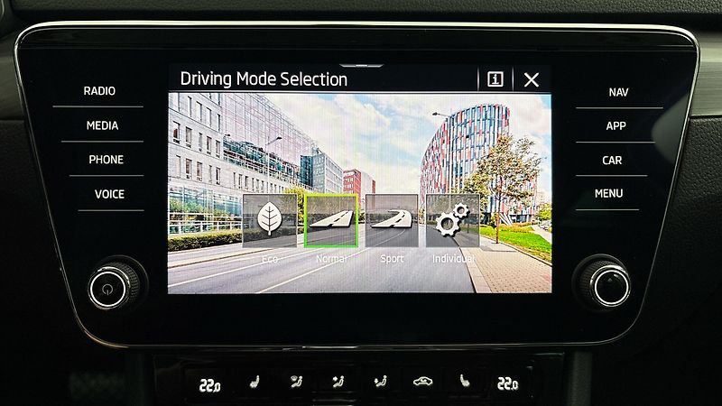 Škoda Superb 2.0 TDI DSG Style Combi - fotka 28 z 28