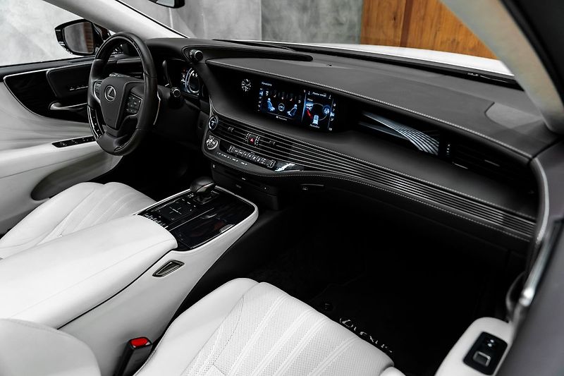 Lexus LS 500 H - fotka 9 z 30