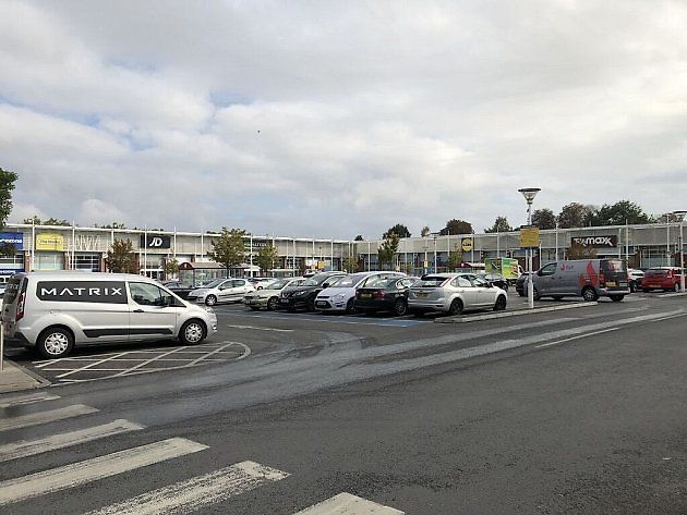 Parkoviště u obchodních center patří mezi místa, kde řidiči často spěchají a nechávají v autech cennosti na viditelných místech. Právě toho mohou zloději využít., zdroj: Shopping centre car park by Bill NichollsP/Wikimedia CC BY 2.0