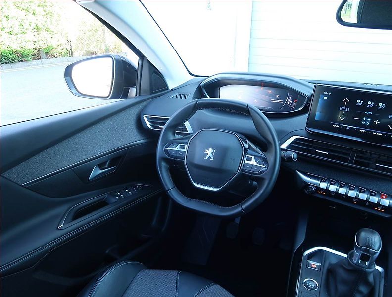 Peugeot 3008 (2022) Allure Pack 1.2 PureTech - fotka 7 z 22