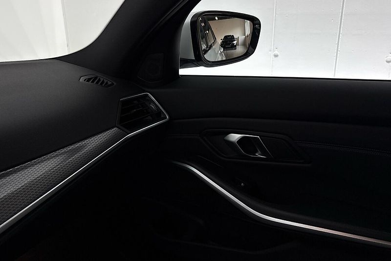 BMW Řada 3 řady 3 | 320d xDrive - fotka 18 z 27