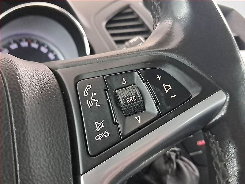 Opel Insignia (2010) 2.0 CDTI, po STK, Tažné - fotka 15 z 17