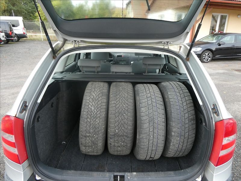 Škoda Octavia 1,6 FSi 85kW závěs, 2x kola - fotka 9 z 25