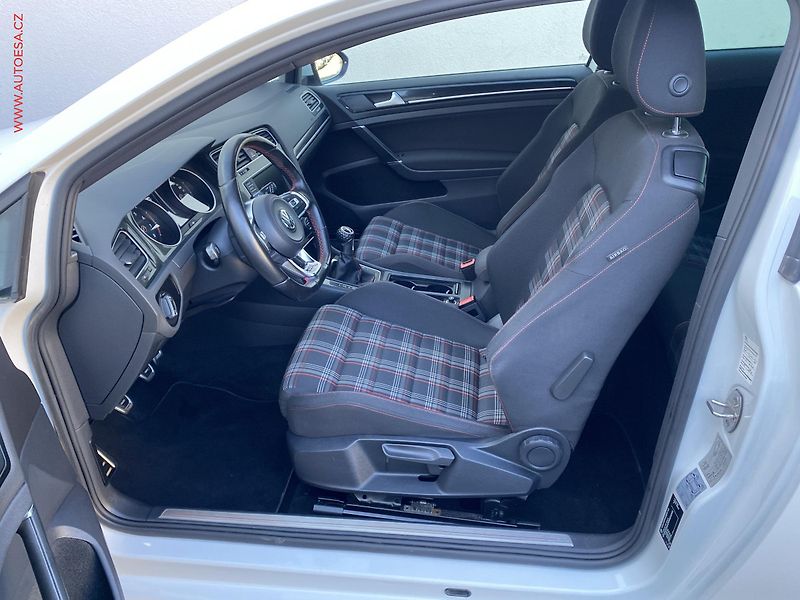 Volkswagen Golf (2016) 2.0 TSi, GTi, bixen - fotka 9 z 17