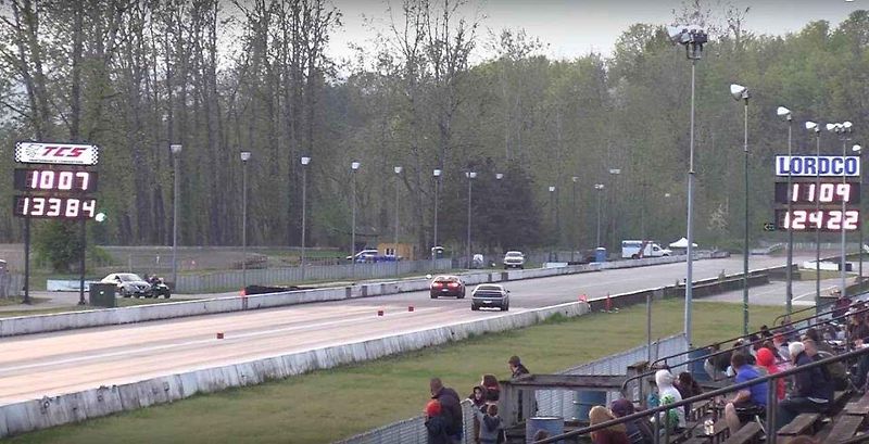 Dodge Challenger SRT Hellcat vs. Demon.