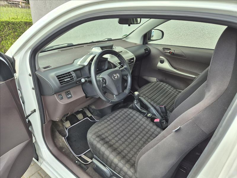 Toyota iQ 1,0 i 50Kw Klima Webasto ALU - fotka 11 z 26