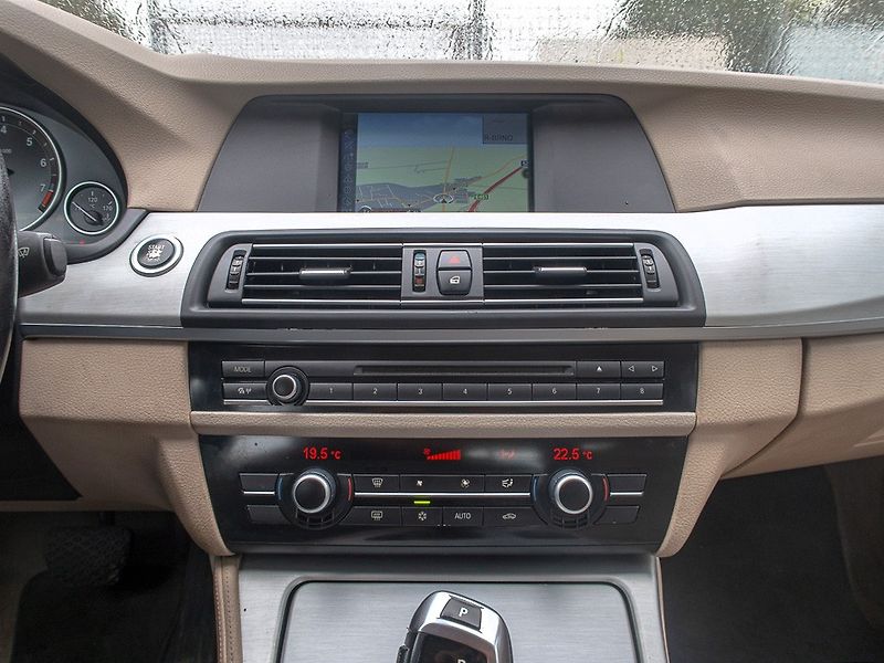 BMW Řada 5 (2010) 3.0i mat – NAVI - fotka 24 z 49