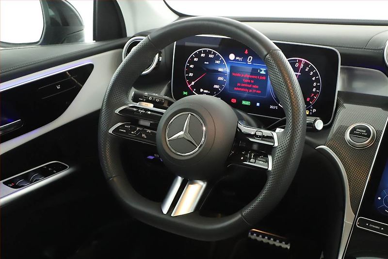 Mercedes-Benz GLC (2025) 300 e 4MATIC, AMG Line - fotka 17 z 22