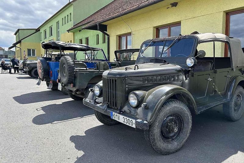 Veterány soutěžící o Zlomenou poloosu při své zastávce v Koutech.