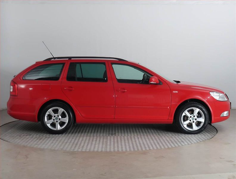 Škoda Octavia (2011) Ambition 1.6 TDI, Tempomat - fotka 6 z 15