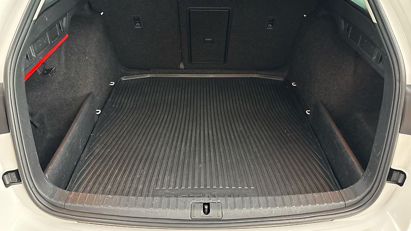 Škoda Octavia 2.0 TDI Ambition Combi - fotka 17 z 27