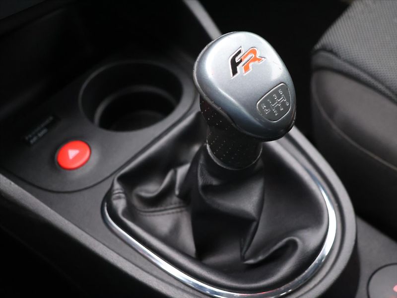 Seat Leon 2,0 TFSI 180kW FR - fotka 21 z 30