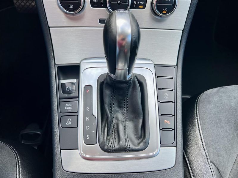 Volkswagen Passat 2,0 TDi DSG HIGHLINE / NAVI - fotka 34 z 42