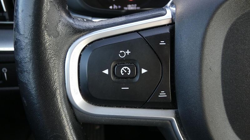 Volvo XC60 D4 Drive-E Momentum AWD - fotka 11 z 21