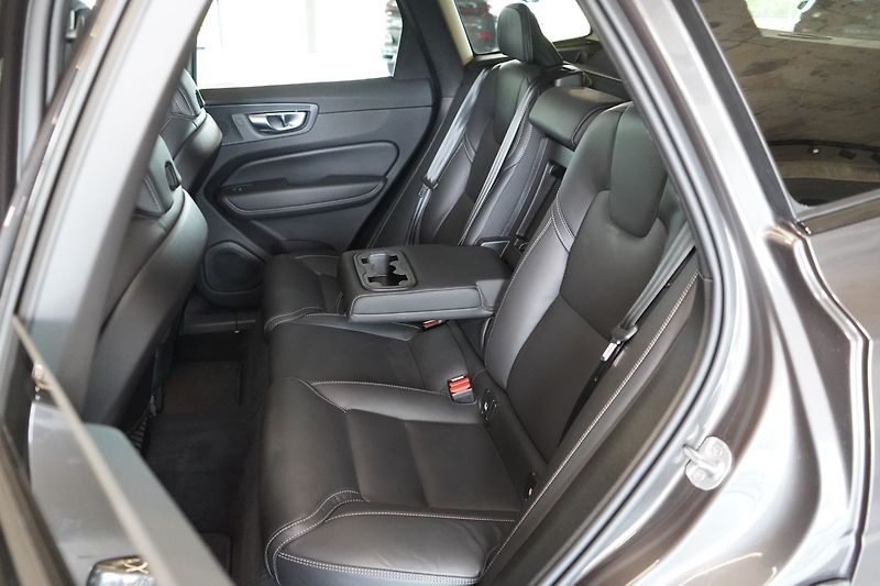 Volvo XC60 B5 AWD Plus Dark, Ventilace - fotka 42 z 46