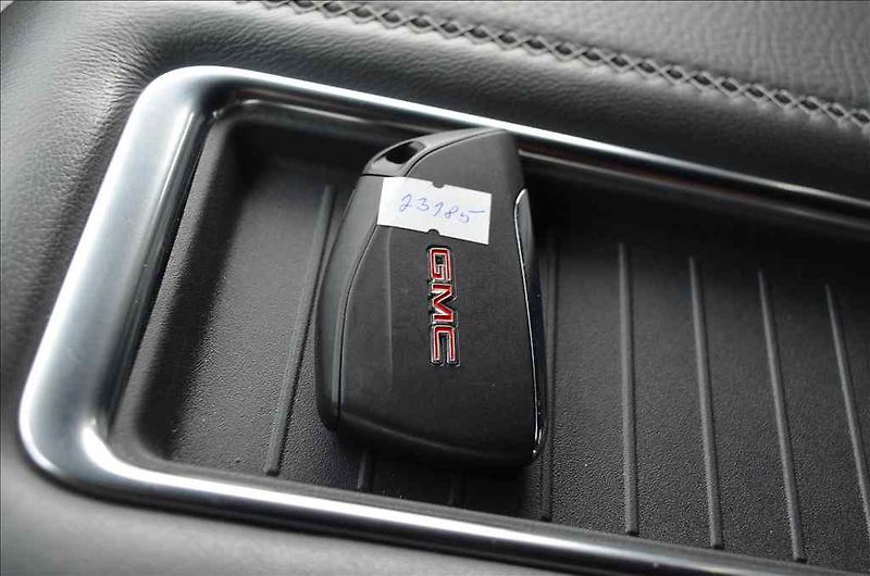 GMC Yukon (2022) DENALI XL 6,2V8 - fotka 12 z 18