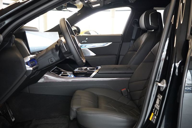 BMW Řada 7 750e xDrive,Televize,EL. dveře - fotka 16 z 50