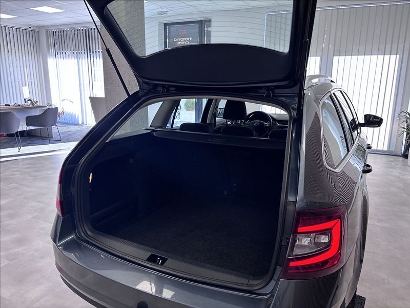 Škoda Octavia TDI ELEGANCE - fotka 19 z 26