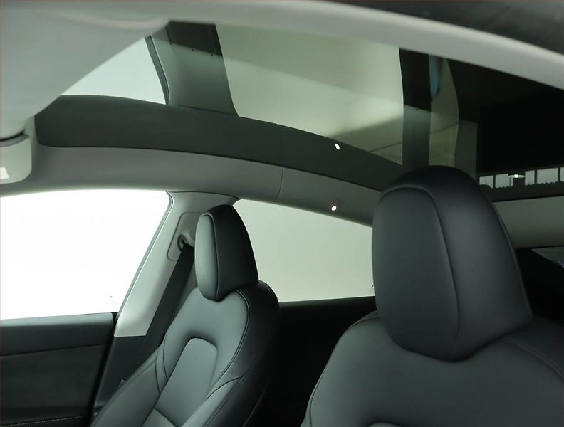 Tesla Model Y (2023) Performance 79kWh, SoH 92% - fotka 15 z 21