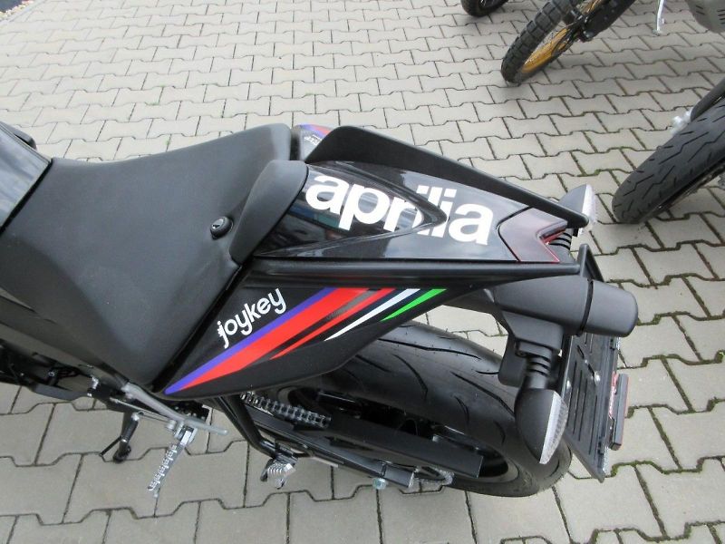 Aprilia (2026) RS 125 GP replica BEZZ - fotka 8 z 11