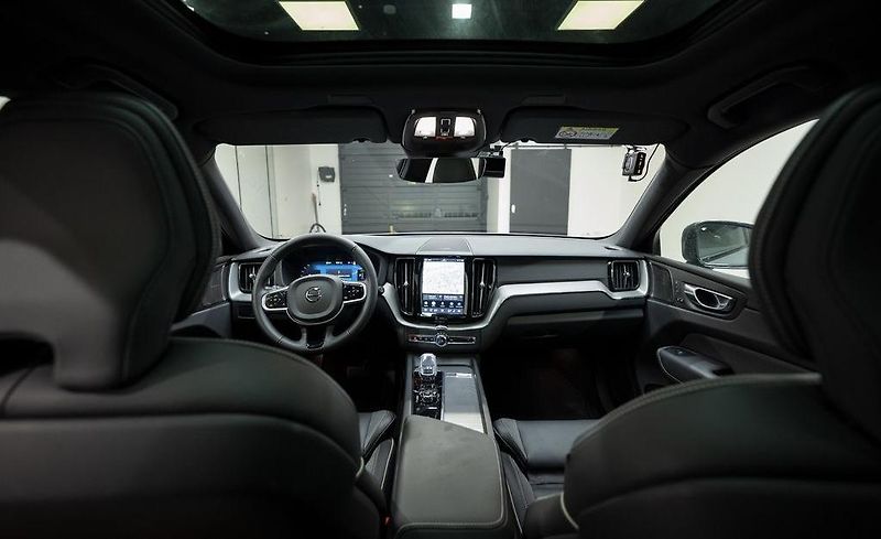Volvo XC60 (2025) Plug-in hybrid PLUS DARK - fotka 10 z 26
