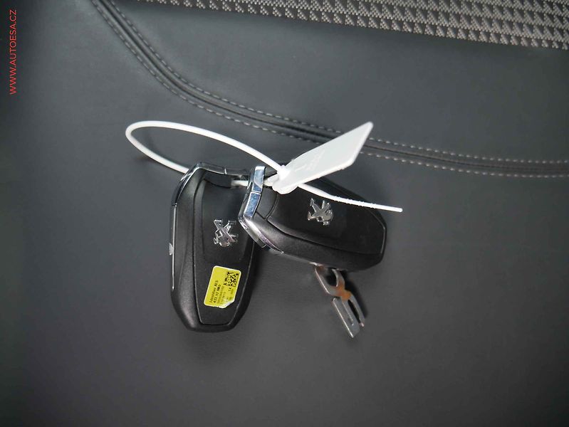 Peugeot 2008 (2021) 1.2 PT, ČR, GT Line - fotka 26 z 26