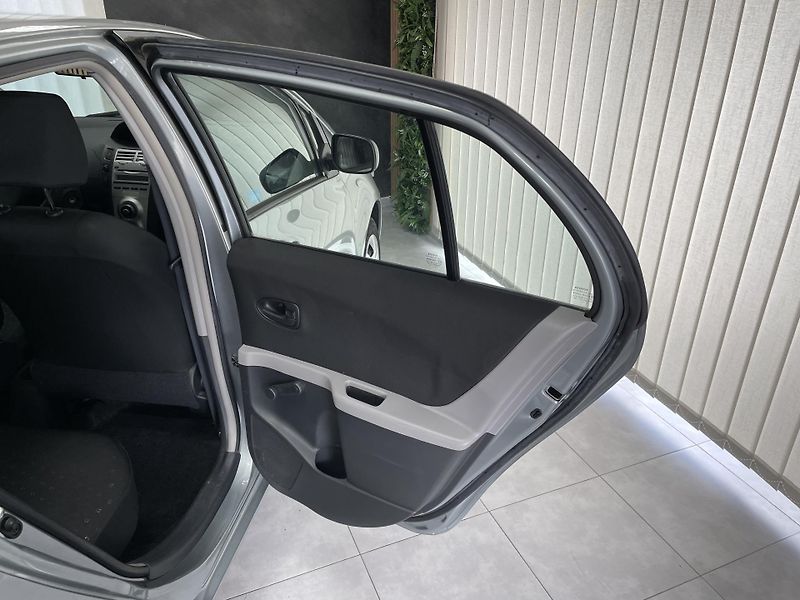 Toyota Yaris 1.0 i ČR 1.MAJ. AC  REZERVACE - fotka 13 z 22