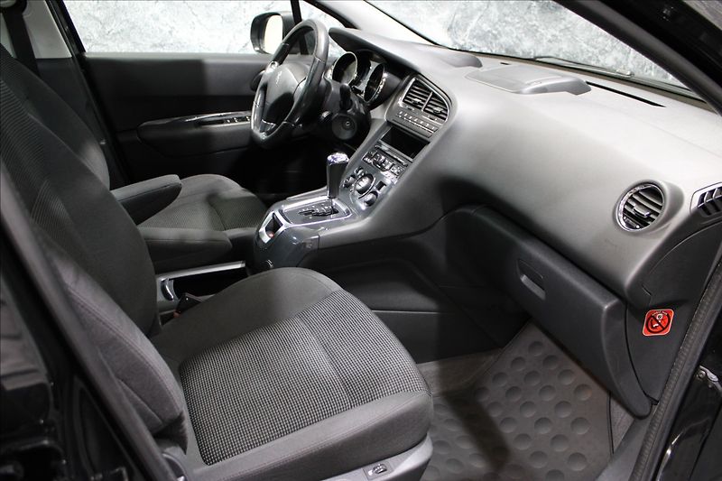 Peugeot 5008 2,0 HDI 120kW 7 míst - fotka 10 z 32