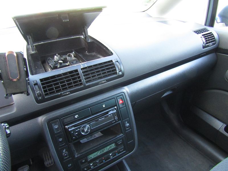 Volkswagen Sharan (2004) 1.9 TDI 85kW 7 SEDADEL - fotka 34 z 35