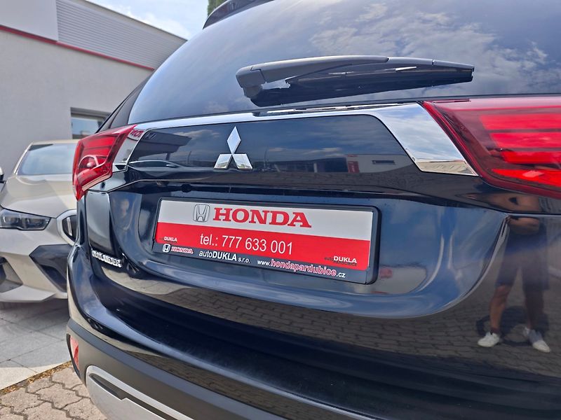 Mitsubishi Outlander (2021) 2.0 Mivec Diamant 2WD Kamera - fotka 39 z 44