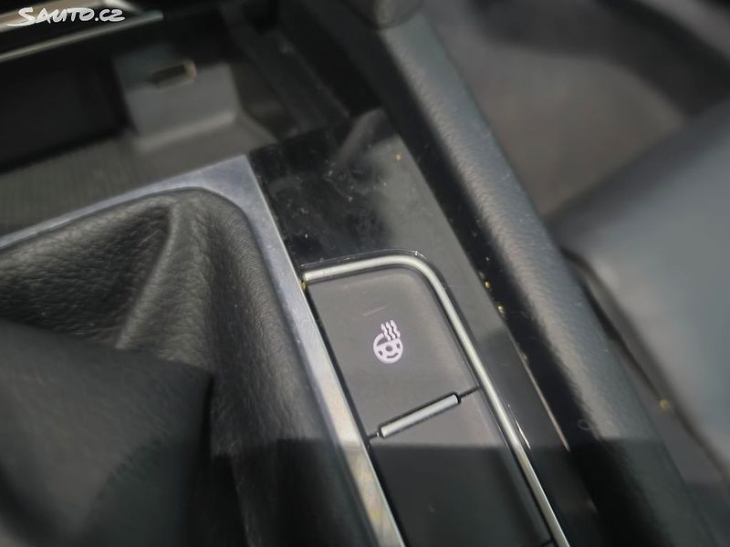Volkswagen Passat R-LINE,MAX VÝBAVA,KRÁSNÝ,1.MAJ - fotka 20 z 29