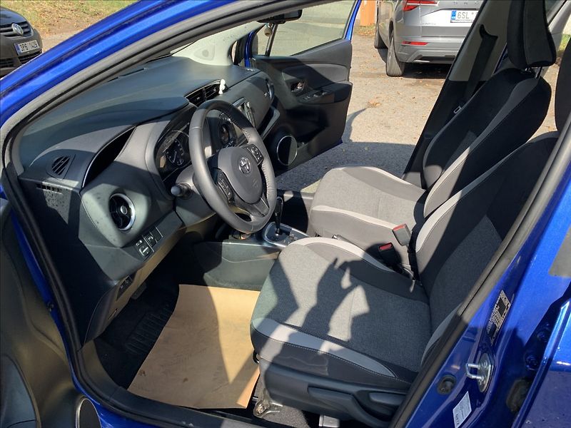 Toyota Yaris 1,5 HYBRID - fotka 15 z 20