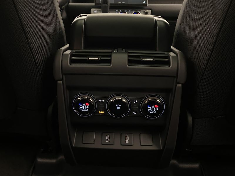 Land Rover Defender (2026) OCTA BLACK AWD AUT - fotka 76 z 81