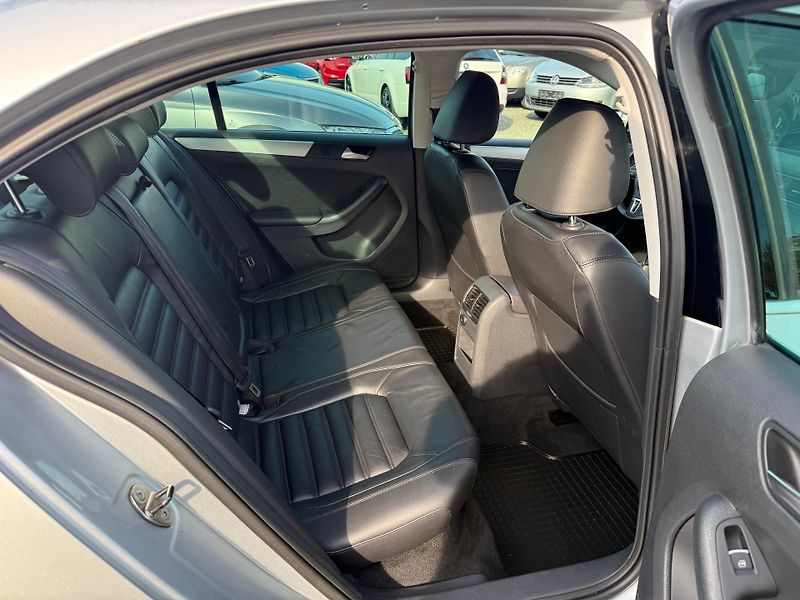 Volkswagen Jetta 1.4 TSI HYBRID DSG HIGHLINE - fotka 11 z 13