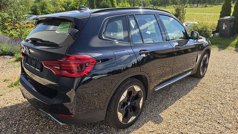 BMW iX3 (2021) 210 kW, head-up display - fotka 2 z 10