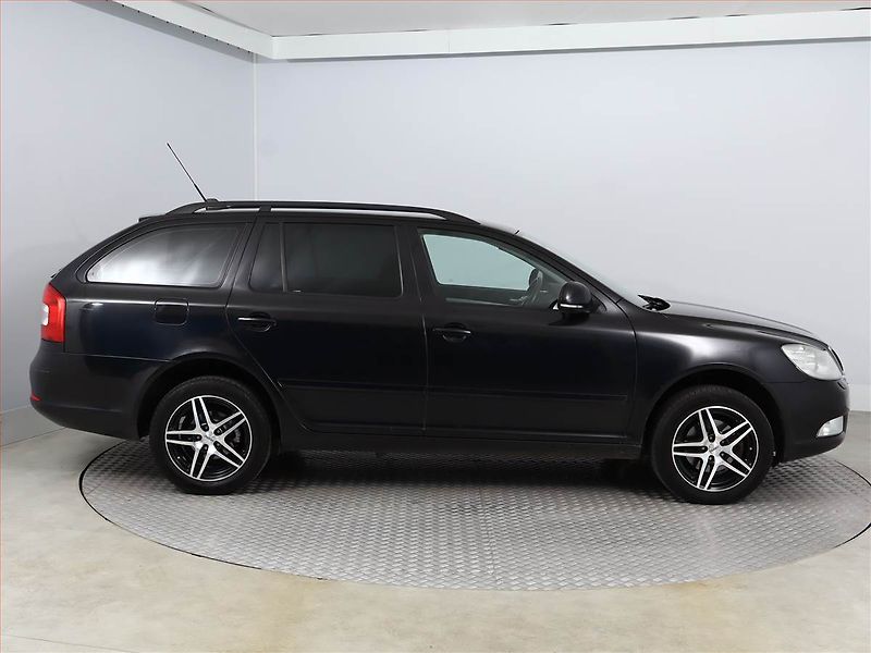 Škoda Octavia (2010) 1.6 TDI, Xenony, Tempomat - fotka 6 z 15