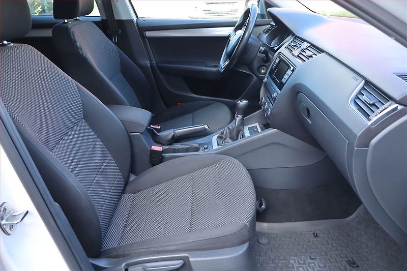 Škoda Octavia (2015) 1.6 TDI, Tempomat - fotka 9 z 21