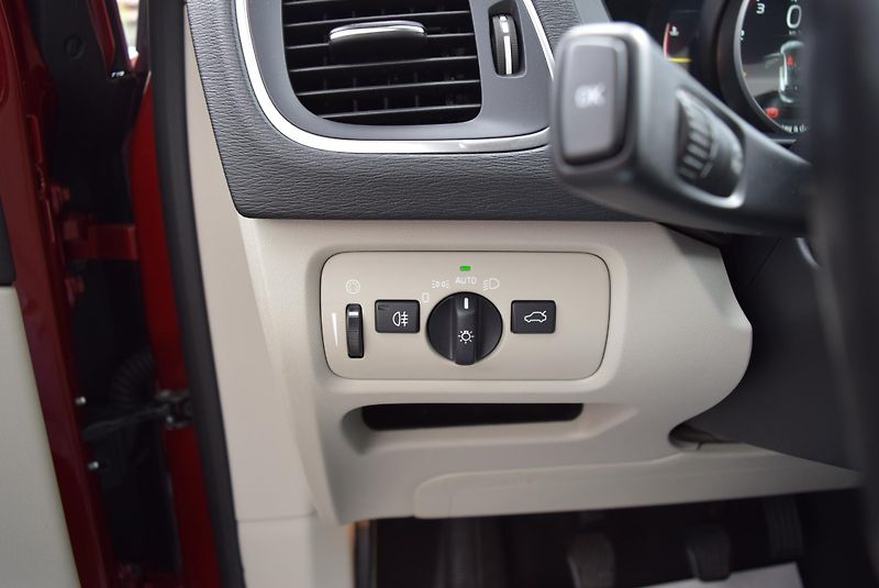 Volvo V40 (2016) 2.0i T2 90kw INSCRIPTION MANUÁ - fotka 33 z 48