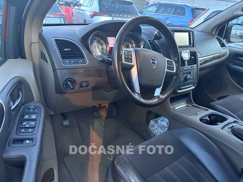 Lancia Voyager (2012) 3.6 V6, AT, xenon, kůže - fotka 3 z 3