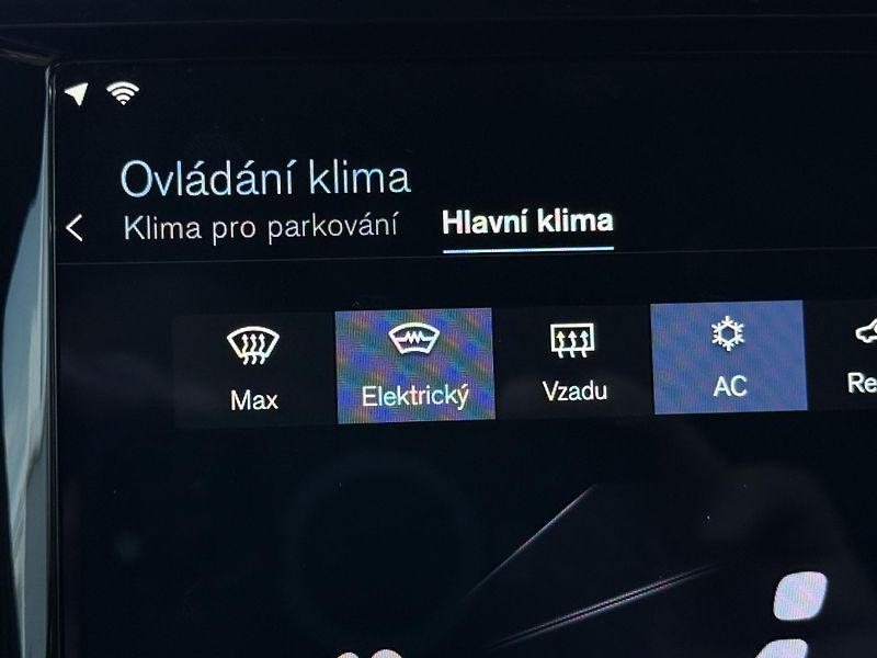 Volvo XC60 T5 AWD // MOMENTUM PRO  - fotka 43 z 49