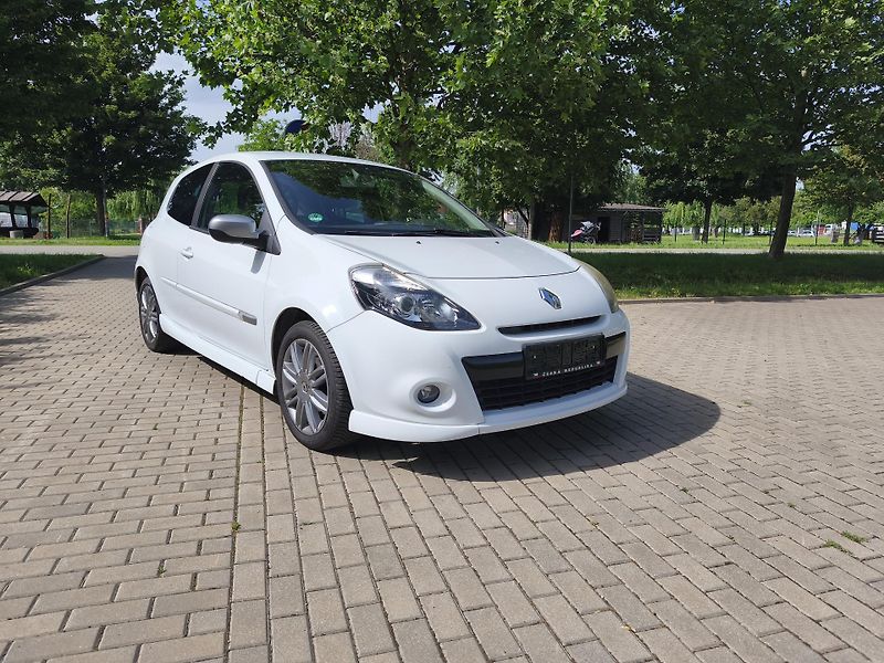 Renault Clio 1.6 GT - fotka 17 z 22