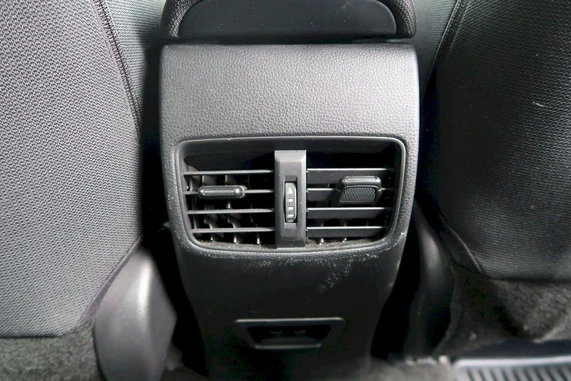 Toyota Corolla Cross (2024) Comfort Business 2,0 Hybrid 4x - fotka 18 z 28