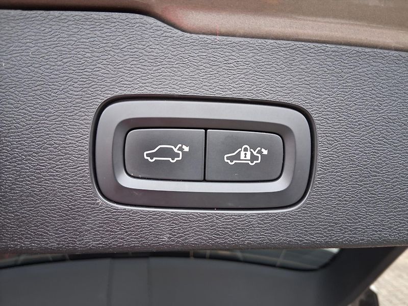 Volvo V60 MOMENTUM 2.0 D3 110 kW - fotka 26 z 27