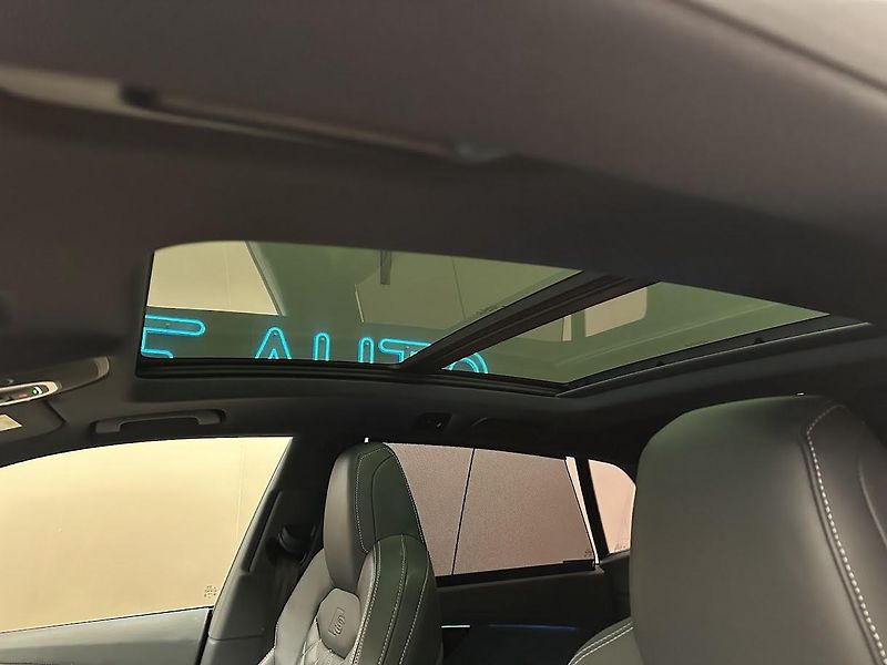 Audi Q8 (2021) S-Line 55 TFSI Quattro 250 kW  - fotka 19 z 33