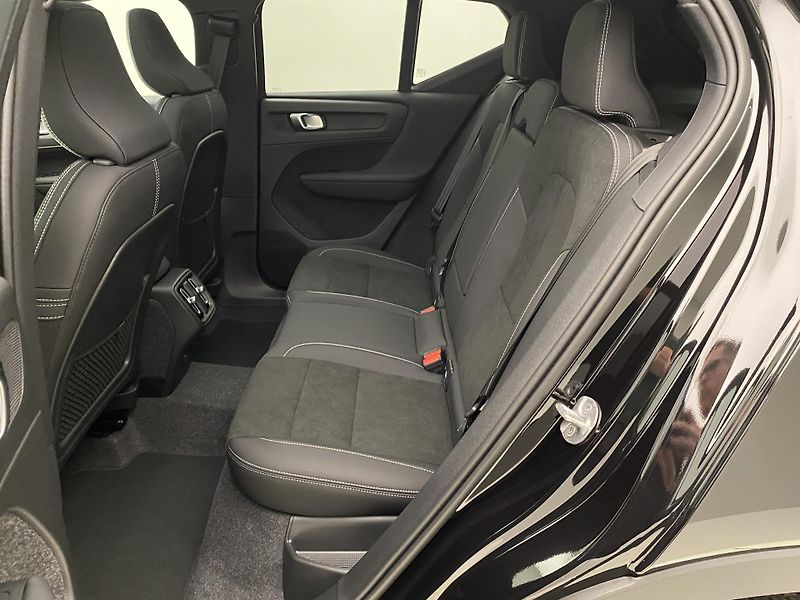Volvo XC40 (2026) B3 AUT DARK ULTRA  - fotka 6 z 64