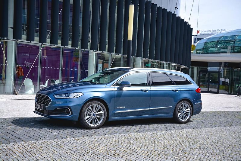 Ford Mondeo (2020) 2.0 187ps Hybrid ecvT VIGNALE  - fotka 13 z 40